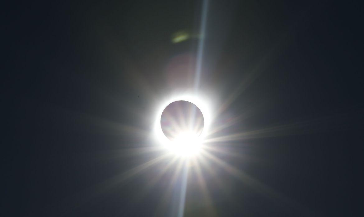 Um eclipse solar é observado em Coquimbo, Chile, em 2 de julho de 2019