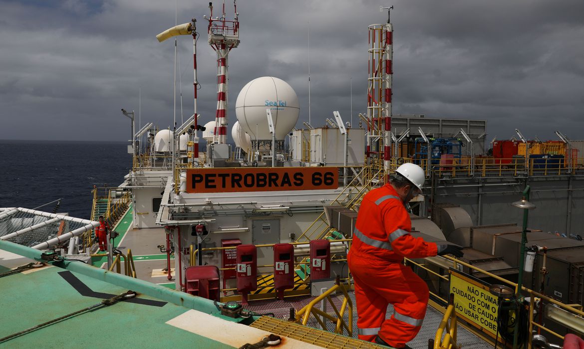 2020-04-27t215713z_1_lynxnpeg3q25s_rtroptp_4_brazil-election-petrobras