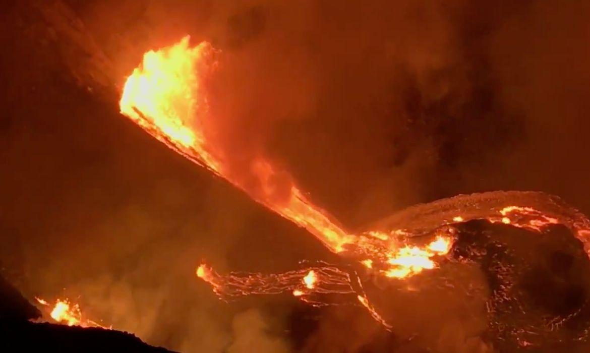 2020-12-21t123810z_884874685_rc2ork9evizo_rtrmadp_3_usa-volcano-hawaii