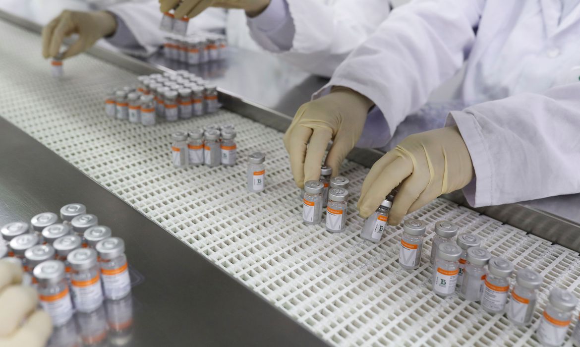 2021-04-14t221614z_1_lynxmpeh3d1i5_rtroptp_4_health-coronavirus-hsbc-hldg