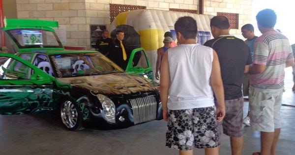 Evento conta com exposição de carros esportivos