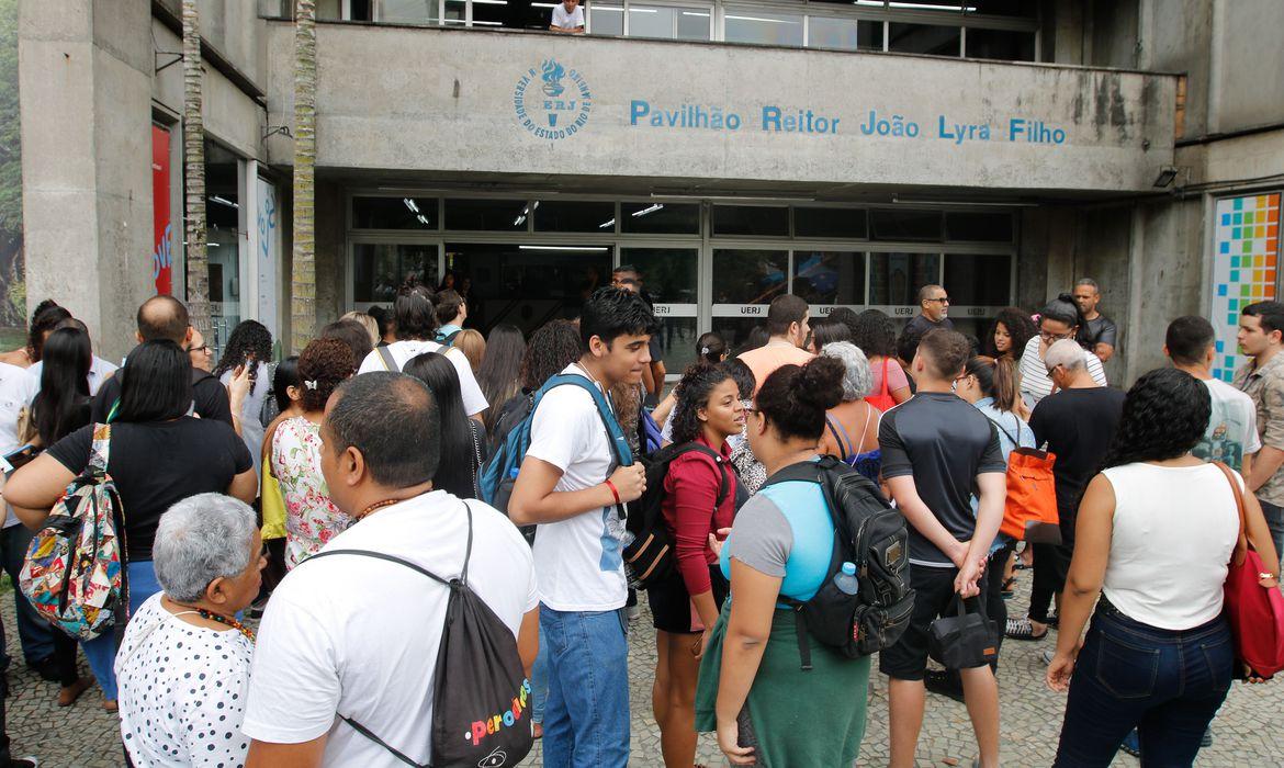 Estudantes fazem segundo dia de provas do ENEM, na UERJ