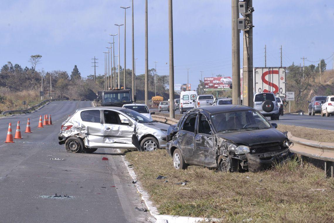 Brasília – Acidente envolvendo seis carros na BR 020, sem vítimas fatais