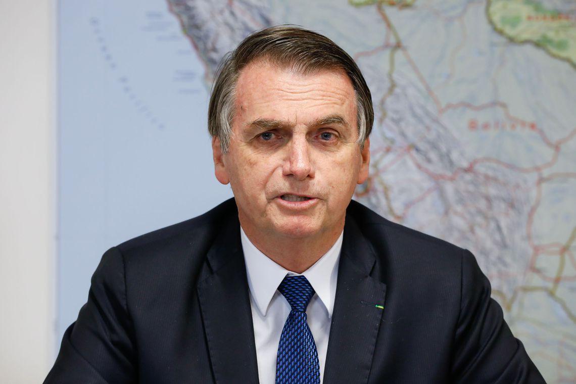 O presidente Jair Bolsonaro faz transmissão ao vivo para rede sociais.