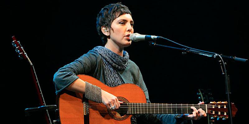 central-brasileira-de-shows-a-suavidade-na-voz-de-adriana-calcanhoto