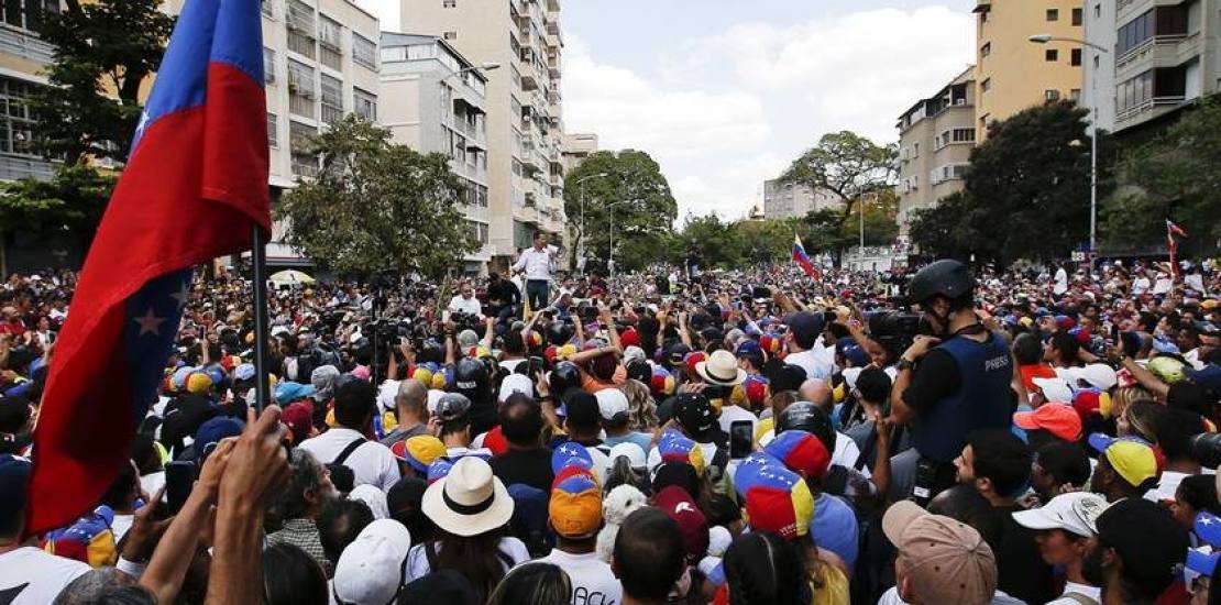em-meio-a-apagao-eletrico-manifestantes-vao-as-ruas-na-venezuela