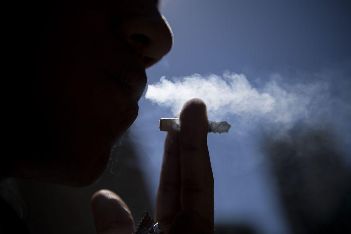 fumante cigarro