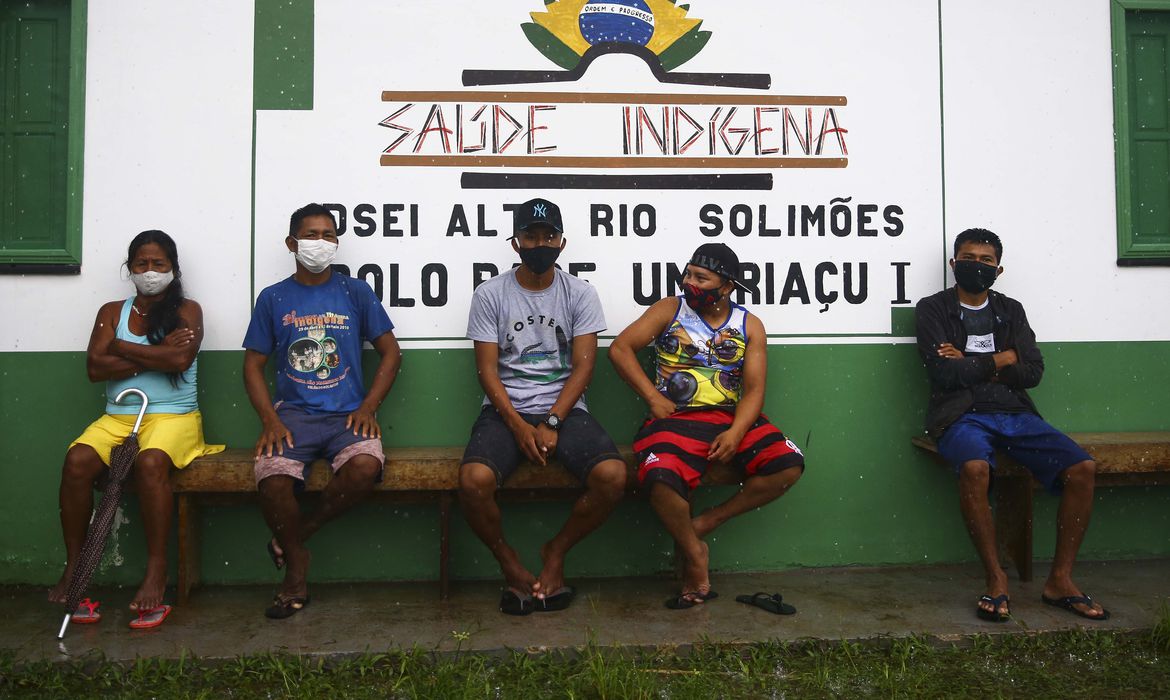 Vacinação na aldeia indígena Umariaçu, próximo a Tabatinga, Amazonas.