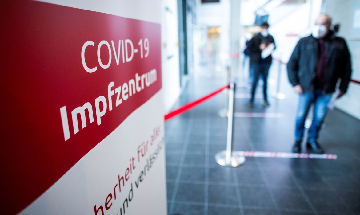 2021-11-18t175521z_1_lynxmpehah11f_rtroptp_4_health-coronavirus-germany