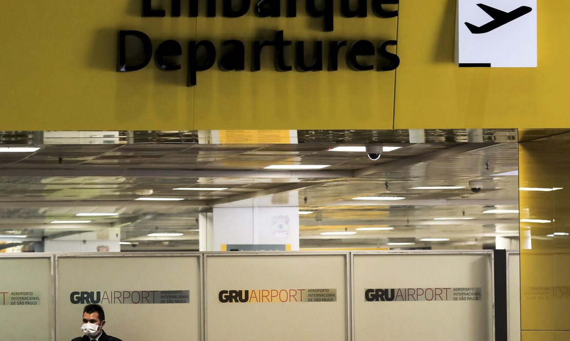 01_trabalhador_mascara_protetora_aeroporto_internacional_de_guarulhos_coronavirus_covid-19_guarulhosreuters_12042000150 (1)