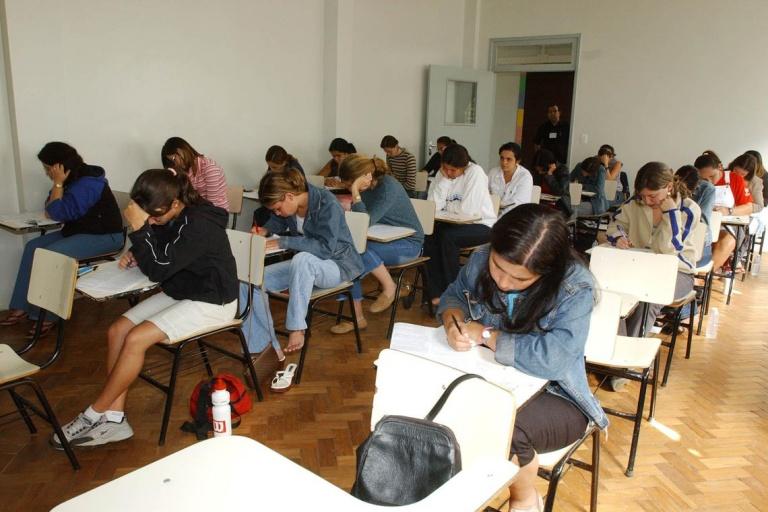 estudantes-768×512