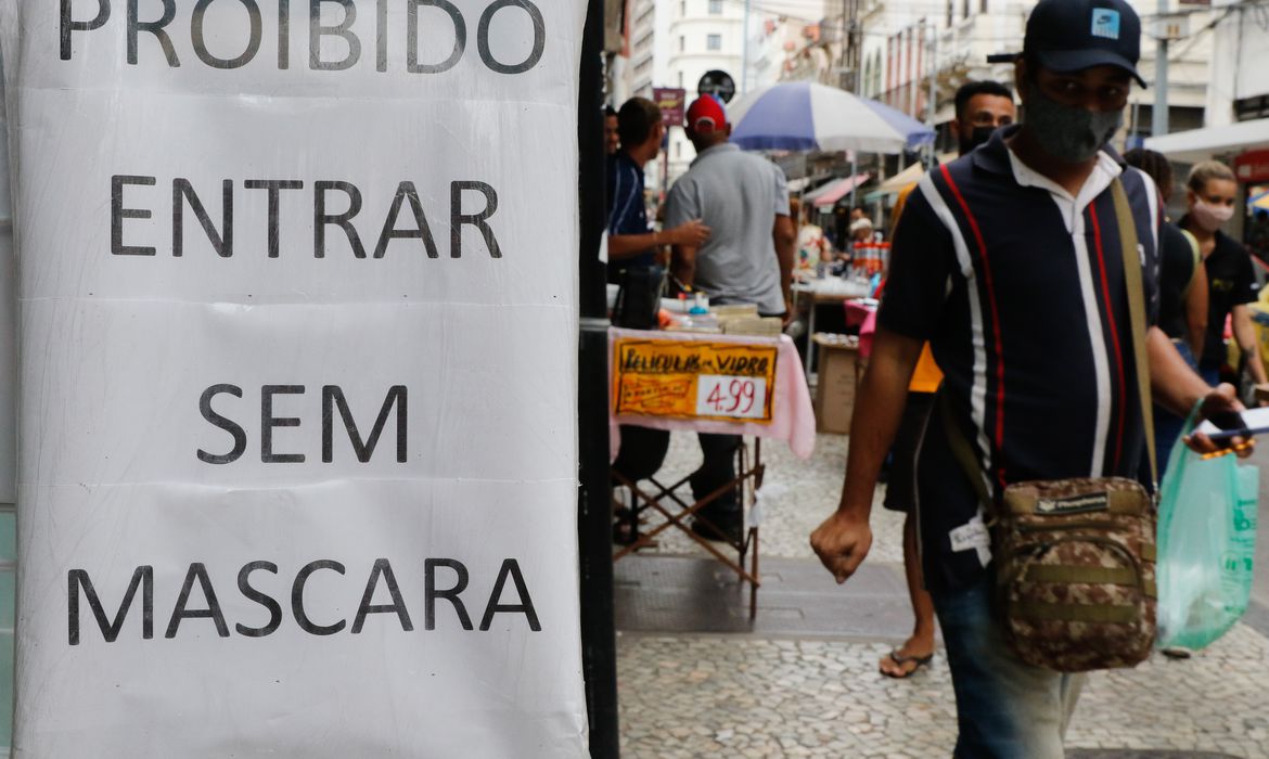 primeiro_dia_de_flexibilizacao_do_uso_de_mascaras_ao_ar_livre_no_estado_ffraz_abr_103020210154