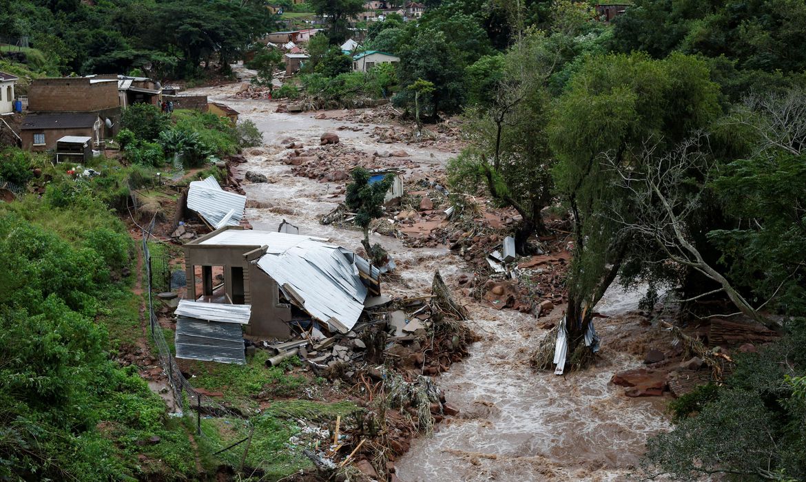 2022-04-12t105727z_1446137435_rc2mlt9nicch_rtrmadp_3_safrica-floods (1)