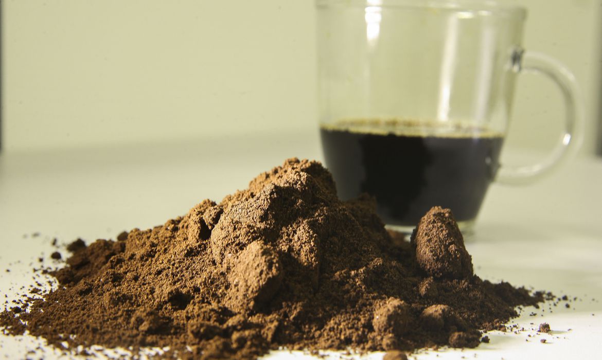 Pequenas torrefações preparam grãos especiais de café