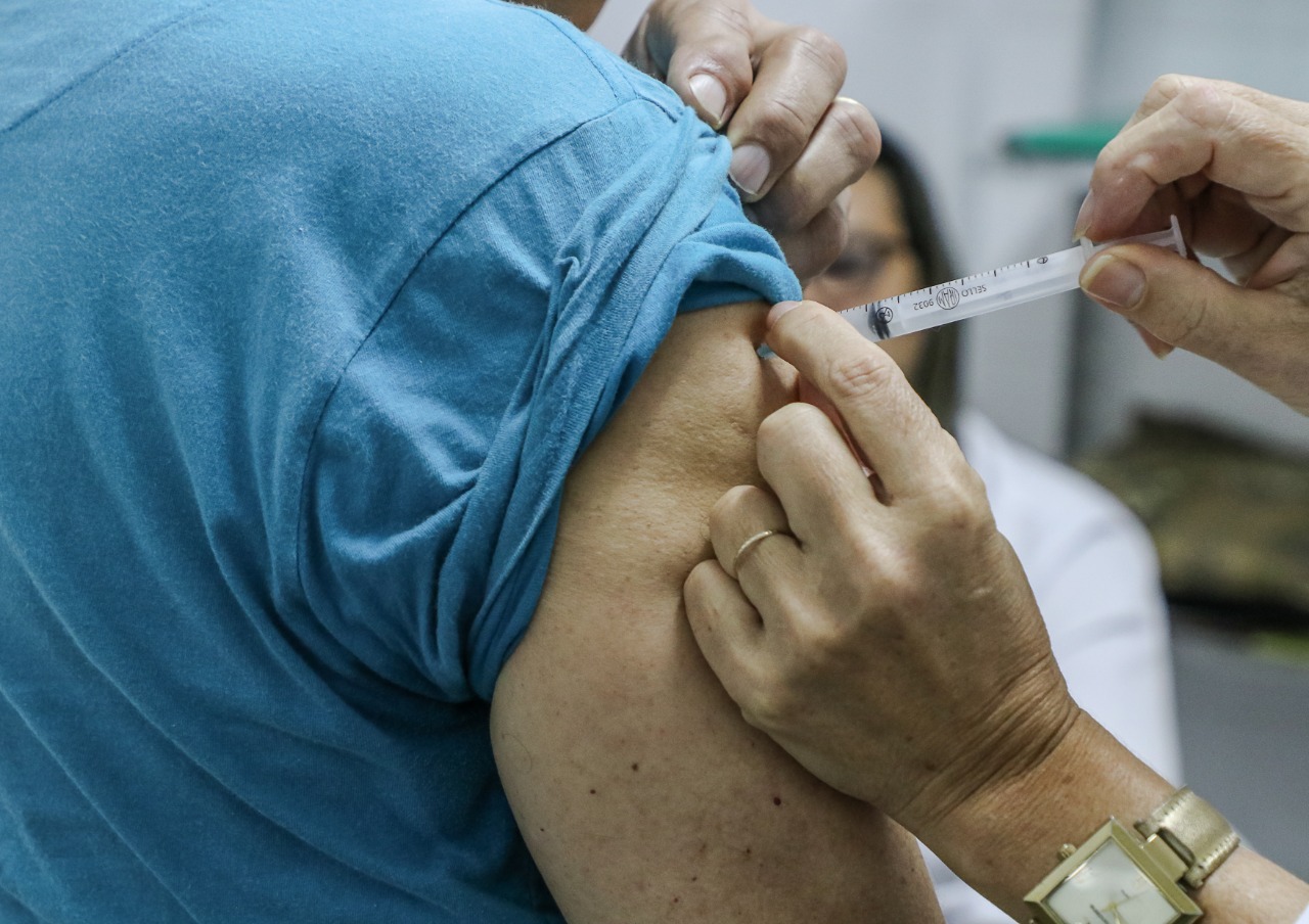 a baixa cobertura com a terceira e quarta doses é um fator agravante