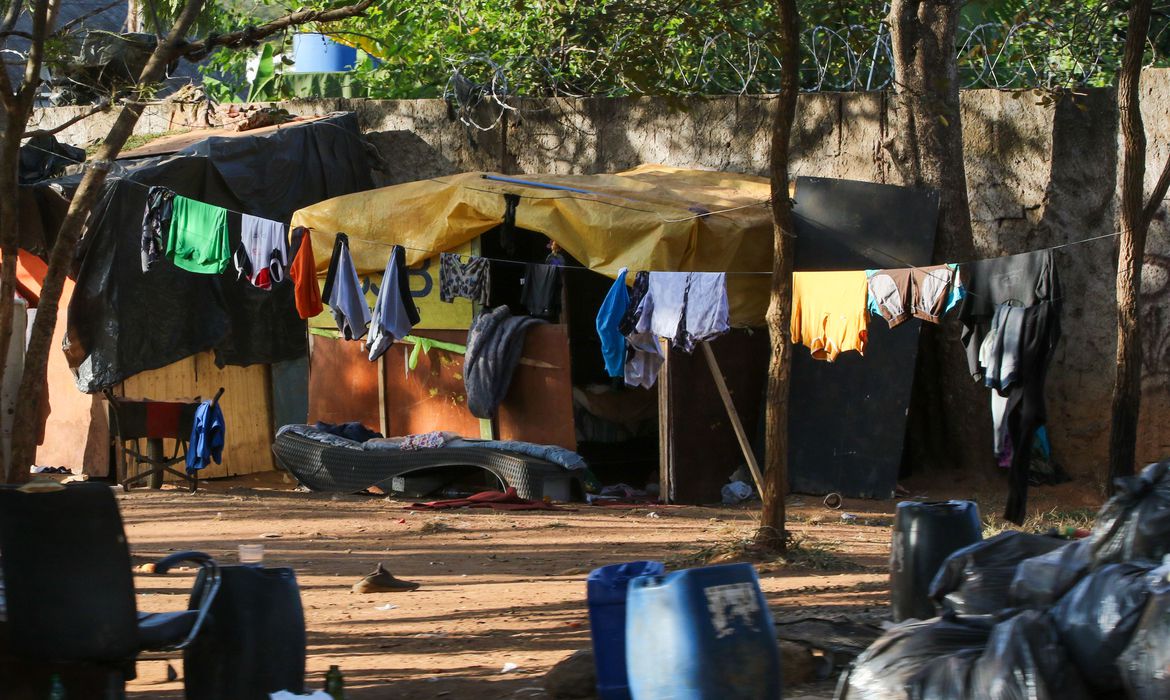 Pessoas em situação de rua acampadas pelo Plano Piloto de Brasília