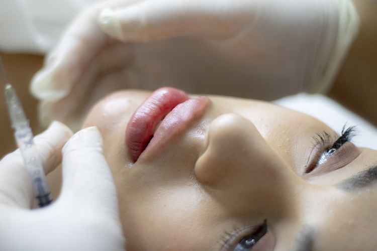 Além de realçar a beleza natural, os benefícios incluem a melhora da autoestima e o rejuvenescimento facial
