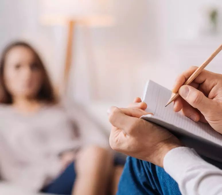 a psicoterapia proporciona um espaço seguro e confidencial para as pessoas discutirem seus problemas