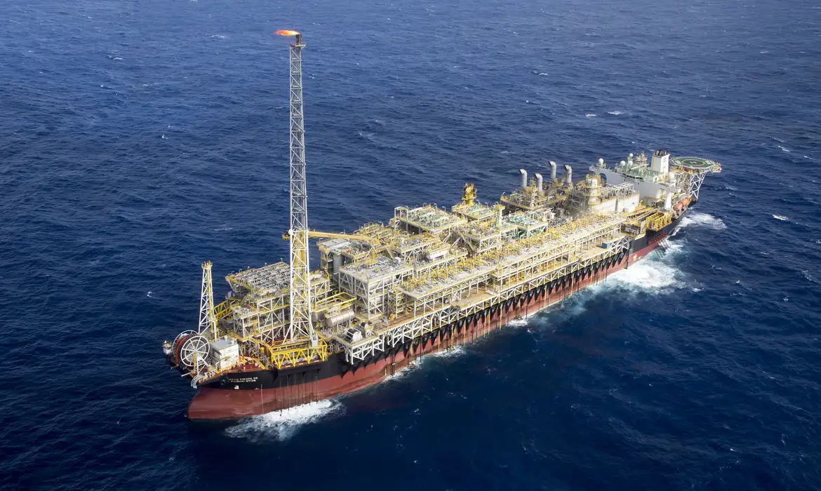 plataforma_fpso_cidade_de_itaguai_e_um_navio_petroleiro_adaptado_-_foto_andre_motta-petrobras