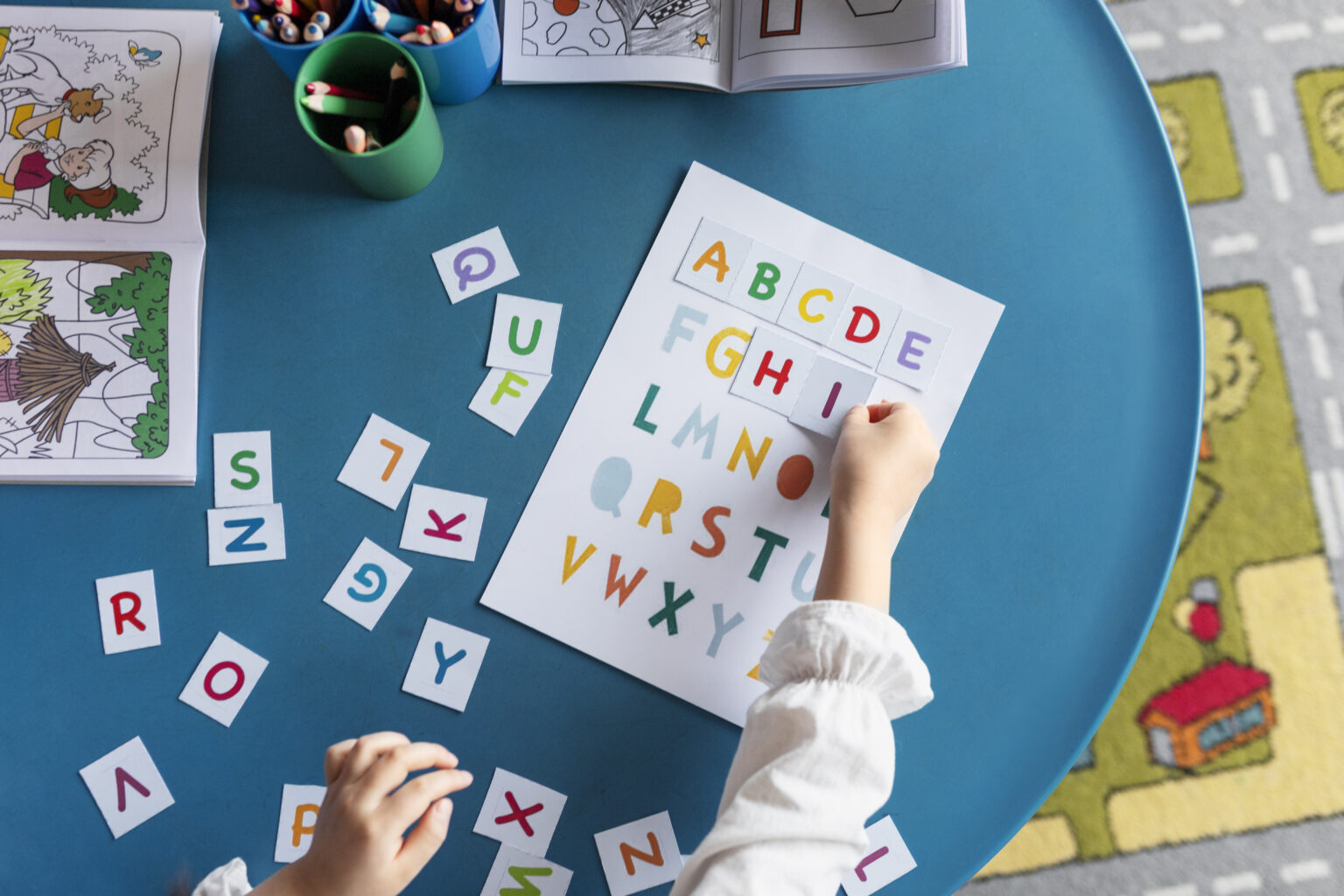 vista-superior-crianca-aprendendo-letras-no-jardim-de-infancia-1536×1024