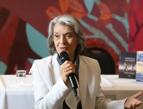 Democracia está nas mãos do povo, não em palácios, diz Cármen Lúcia